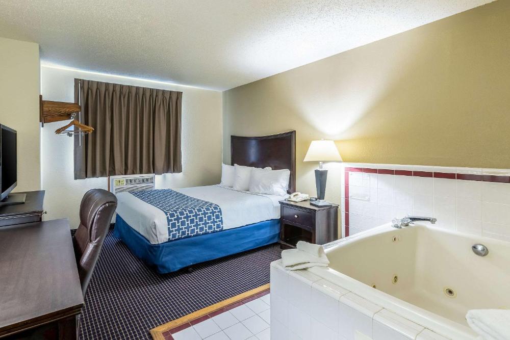 Queen Room with Whirlpool - Non-Smoking interior
