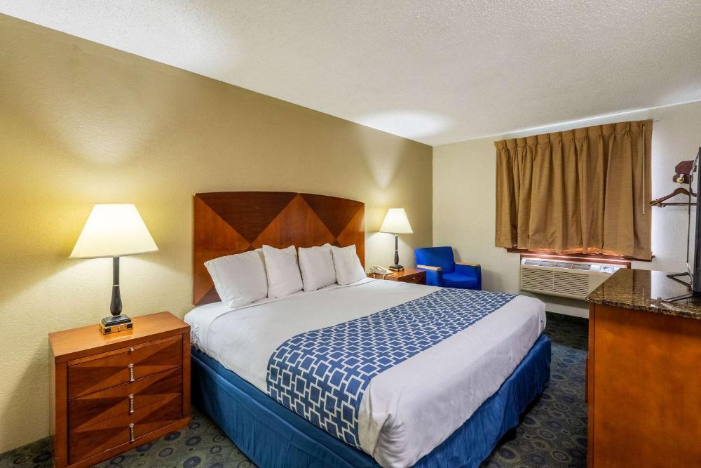 King Room with Sofa Bed and Whirlpool - Non-Smoking interior